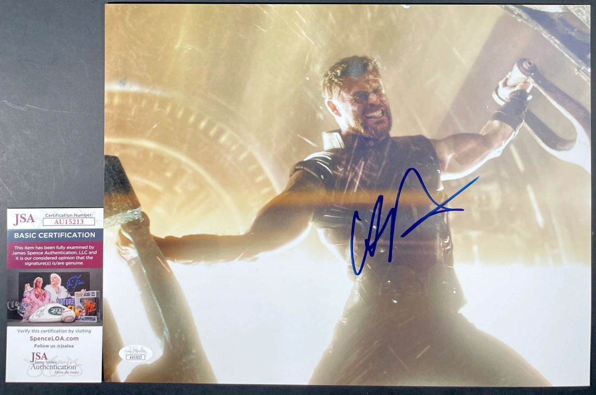 Chris Hemsworth Signed Marvel Avengers Infinity War 11x14 Photo B JSA COA