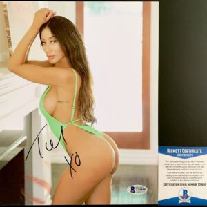 Toi Hardy Signed & Kissed 8x10 Photo Autograph Sexy Model Kiss BAS COA