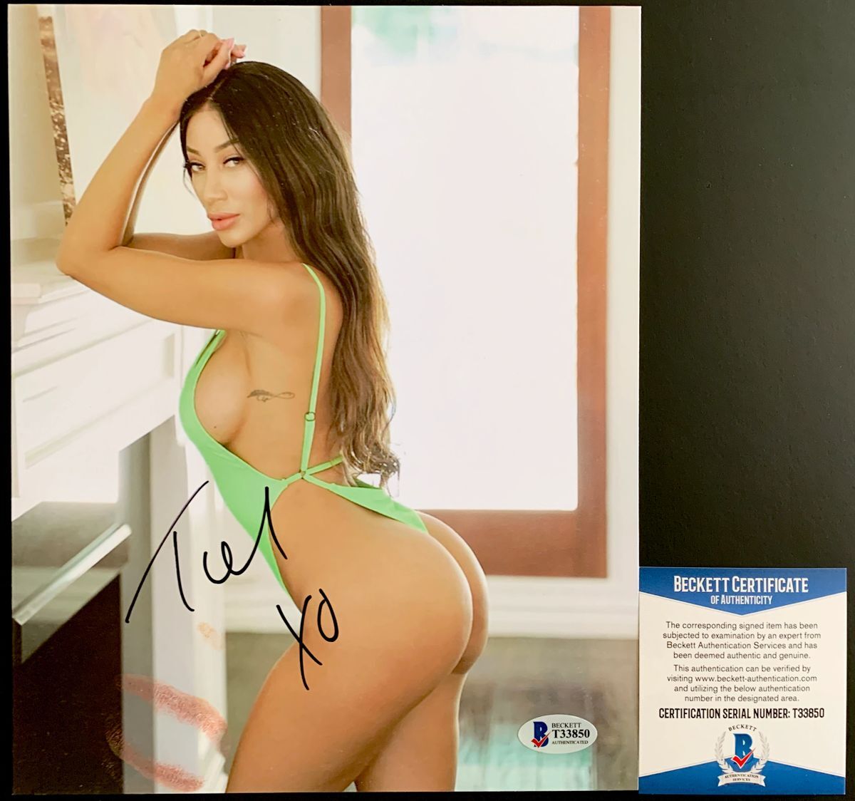 Toi Hardy Signed & Kissed 8x10 Photo Autograph Sexy Model Kiss BAS COA